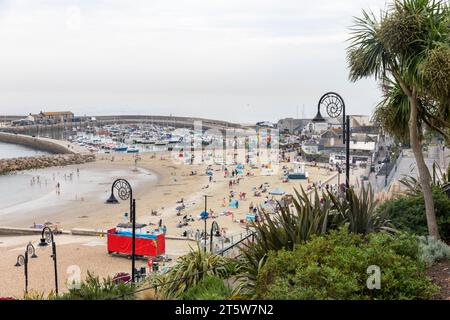 Ville balnéaire de Lyme Regis, plage de sable et le Cobb et vue sur la ville et la promenade de bord de mer de plage, Dorset, Angleterre, Royaume-Uni, 2023 Banque D'Images