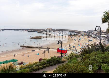 Ville balnéaire de Lyme Regis, plage de sable et le Cobb et vue sur la ville et la promenade de bord de mer de plage, Dorset, Angleterre, Royaume-Uni, 2023 Banque D'Images