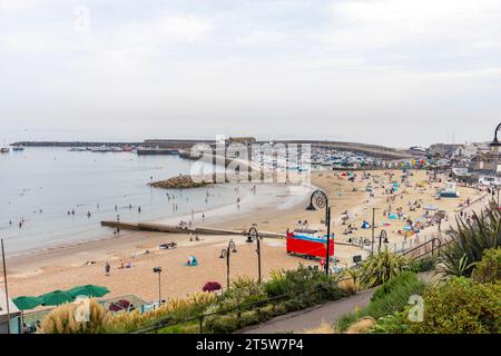 Ville balnéaire de Lyme Regis, plage de sable et le Cobb et vue sur la ville et la promenade de bord de mer de plage, Dorset, Angleterre, Royaume-Uni, 2023 Banque D'Images