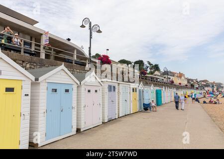 Lyme Regis Dorset, cabanes de plage traditionnelles anglaises peintes dans des couleurs pastel, Lyme Regis, Angleterre, Royaume-Uni, 2023 Banque D'Images