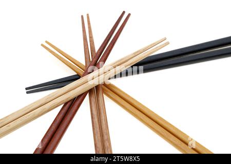 Pile de baguettes en bois isolé sur fond blanc Banque D'Images