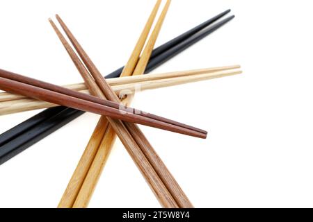 Pile de baguettes en bois isolé sur fond blanc Banque D'Images