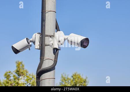 Des caméras de sécurité sont installées dans le parc sur un poteau électrique Banque D'Images