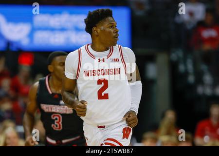 Madison, WISCONSIN, États-Unis. 6 novembre 2023. Les Badgers du Wisconsin gardent AJ Storr (2) lors du match de basket-ball de la NCAA entre les Arkansas State Red Wolves et les Wisconsin Badgers au Kohl Center de Madison, WI. Darren Lee/CSM/Alamy Live News Banque D'Images