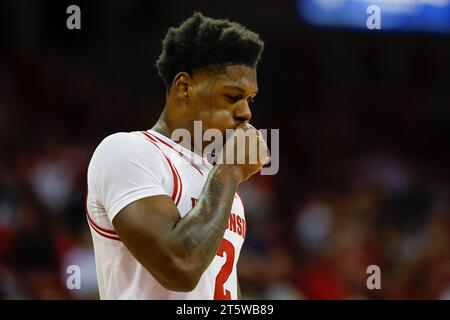 Madison, WISCONSIN, États-Unis. 6 novembre 2023. Les Badgers du Wisconsin gardent AJ Storr (2) lors du match de basket-ball de la NCAA entre les Arkansas State Red Wolves et les Wisconsin Badgers au Kohl Center de Madison, WI. Darren Lee/CSM/Alamy Live News Banque D'Images