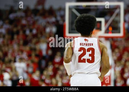 Madison, WISCONSIN, États-Unis. 6 novembre 2023. Les Badgers du Wisconsin gardent Chucky Hepburn (23) lors du match de basket-ball de la NCAA entre les Arkansas State Red Wolves et les Wisconsin Badgers au Kohl Center de Madison, WISCONSIN. Darren Lee/CSM/Alamy Live News Banque D'Images