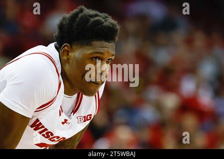 Madison, WISCONSIN, États-Unis. 6 novembre 2023. Les Badgers du Wisconsin gardent AJ Storr (2) lors du match de basket-ball de la NCAA entre les Arkansas State Red Wolves et les Wisconsin Badgers au Kohl Center de Madison, WI. Darren Lee/CSM/Alamy Live News Banque D'Images