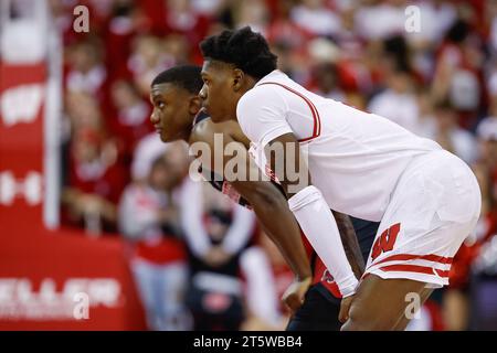 Madison, WISCONSIN, États-Unis. 6 novembre 2023. Les Badgers du Wisconsin gardent AJ Storr (2) lors du match de basket-ball de la NCAA entre les Arkansas State Red Wolves et les Wisconsin Badgers au Kohl Center de Madison, WI. Darren Lee/CSM/Alamy Live News Banque D'Images