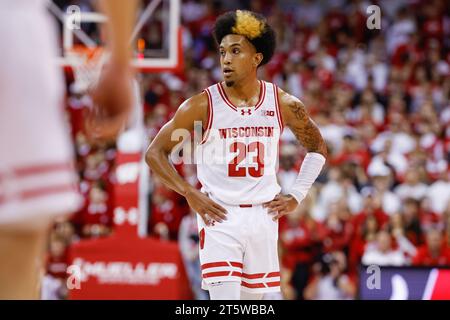 Madison, WISCONSIN, États-Unis. 6 novembre 2023. Les Badgers du Wisconsin gardent Chucky Hepburn (23) lors du match de basket-ball de la NCAA entre les Arkansas State Red Wolves et les Wisconsin Badgers au Kohl Center de Madison, WISCONSIN. Darren Lee/CSM/Alamy Live News Banque D'Images