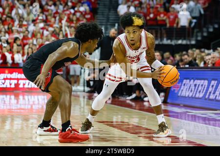 Madison, WISCONSIN, États-Unis. 6 novembre 2023. Les Badgers du Wisconsin gardent Chucky Hepburn (23) lors du match de basket-ball de la NCAA entre les Arkansas State Red Wolves et les Wisconsin Badgers au Kohl Center de Madison, WISCONSIN. Darren Lee/CSM/Alamy Live News Banque D'Images