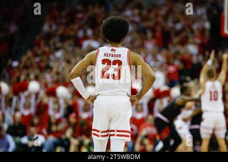 Madison, WISCONSIN, États-Unis. 6 novembre 2023. Les Badgers du Wisconsin gardent Chucky Hepburn (23) lors du match de basket-ball de la NCAA entre les Arkansas State Red Wolves et les Wisconsin Badgers au Kohl Center de Madison, WISCONSIN. Darren Lee/CSM/Alamy Live News Banque D'Images
