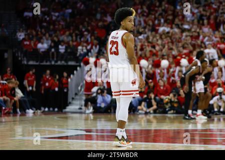 Madison, WISCONSIN, États-Unis. 6 novembre 2023. Les Badgers du Wisconsin gardent Chucky Hepburn (23) lors du match de basket-ball de la NCAA entre les Arkansas State Red Wolves et les Wisconsin Badgers au Kohl Center de Madison, WISCONSIN. Darren Lee/CSM/Alamy Live News Banque D'Images