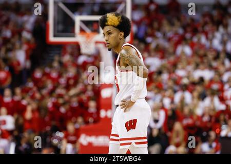 Madison, WISCONSIN, États-Unis. 6 novembre 2023. Les Badgers du Wisconsin gardent Chucky Hepburn (23) lors du match de basket-ball de la NCAA entre les Arkansas State Red Wolves et les Wisconsin Badgers au Kohl Center de Madison, WISCONSIN. Darren Lee/CSM/Alamy Live News Banque D'Images