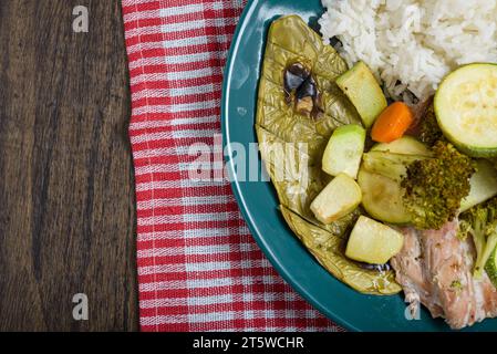 Filets de poisson, légumes et cactus (nopal) cuits avec du riz blanc sur une table en bois. Nourriture saine. Banque D'Images