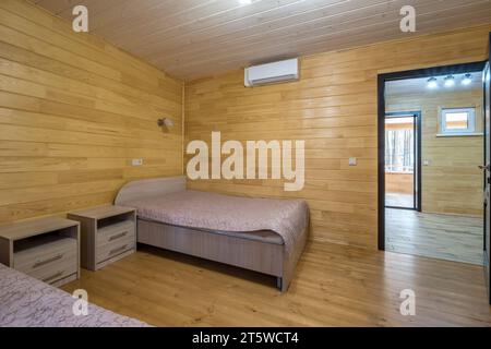 intérieur de la chambre écologique en bois dans les studios, l'auberge ou la maison Banque D'Images