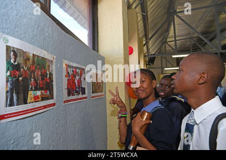 Windhoek, Namibie. 6 novembre 2023. Les étudiants visitent une exposition de photos lors d’une cérémonie marquant le 10e anniversaire de l’Institut Confucius à l’Université de Namibie (UNAM) à Windhoek, Namibie, le 6 novembre 2023. L’Institut Confucius de l’UNAM a célébré lundi son 10e anniversaire depuis qu’il a commencé ses activités en 2013. La cérémonie a réuni des fonctionnaires et des étudiants de l'UNAM, des représentants de l'ambassade de Chine et une délégation de l'Université chinoise des géosciences (Beijing). Crédit : Chen Cheng/Xinhua/Alamy Live News Banque D'Images