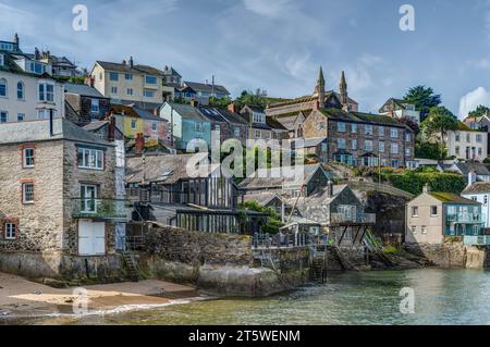 Une étude de l'architecture intéressante et très variée du village Polruan situé sur le magnifique estuaire de Fowey. Ces propriétés sont près de la plage. Banque D'Images