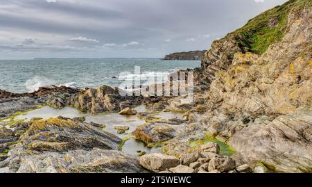 Prise de la côte entre Polperro et Lansallos vers Fowey et Mevagissey en Cornouailles, magnifique littoral accidenté par une journée calme et nuageuse. Banque D'Images