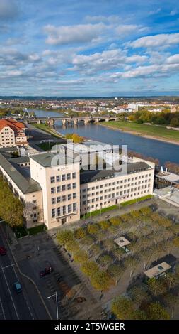 03.11.2023, Deutschland, Sachsen, Dresden, auf dem Foto in der Mitte der Sächsische Landtag, Bernhard-von-Lindenau-Platz 1, 01067 Dresden, rechts die Elbe mit der Marienbrücke im hintergrund, hinter dem Landtag das Maritim Hotel & internationales Congress Center Dresden *** 03 11 2023, Germany, Saxe, Dresden, sur la photo au milieu, le Parlement de l'État saxon, Bernhard von Lindenau Platz 1, 01067 Dresde, à droite l'Elbe avec le Marienbrücke en arrière-plan, derrière le Parlement de l'État, le Maritim Hotel internationales Congress Center Dresden crédit : Imago/Alamy Live News Banque D'Images