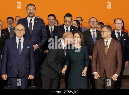 Berlin, Allemagne. 02 novembre 2023. Annalena Baerbock (M, Bündnis90/Die Grünen), ministre des Affaires étrangères, reçoit un baiser de Gordan Grli· Radman, ministre des Affaires étrangères de Croatie, lors de la photo de groupe à la Conférence européenne sur l'élargissement de l'UE, les réformes de l'UE et la capacité globale de l'UE à agir au ministère fédéral des Affaires étrangères. (À dpa 'embrasser pour Baerbock : le ministre croate des Affaires étrangères s'excuses') crédit : Joerg Carstensen/dpa/Alamy Live News Banque D'Images