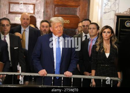 New York Supreme court, 60 Centre St, New York, NY 10007 États-Unis. 6 novembre 2023. L’ancien président américain Donald Trump s’adresse à la presse à l’entrée d’une salle d’audience New-yorkaise, après avoir témoigné lors d’un procès en cours pour fraude civile qui menace l’empire commercial de Trump à Manhattan – une action que Trump a qualifiée d’« ingérence électorale ». Crédit : ©Julia Mineeva/EGBN TV News/Alamy Live News Banque D'Images