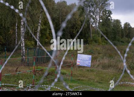 Suwalki, Pologne. 06 octobre 2023. Fil de fer barbelé et panneau d'avertissement à la frontière russo-polonaise à l'enclave russe de Kaliningrad, le Suwałki Gap, également connu sous le nom de corridor de Suwałki, dans le nord-est de la Pologne.photo Ola Torkelsson/TT/Code 75777 crédit : TT News Agency/Alamy Live News Banque D'Images