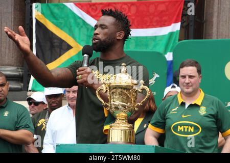 03 novembre 2023 - la foule soutient avec enthousiasme l'équipe de rugby Springbok dans les rues du Cap. L’équipe sud-africaine de rugby est revenue avec la coupe du monde pour la 4e fois. Cela faisait partie de leur tournée victorieuse en Afrique du Sud. Banque D'Images