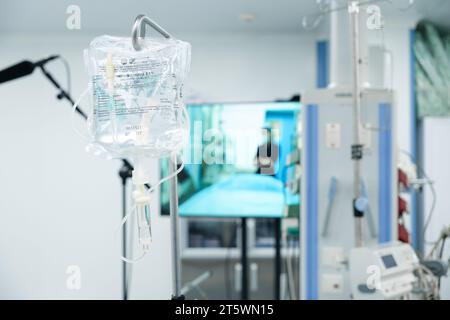 Une poche avec une solution saline pour une IV dans la salle d'opération. Mise au point sélective. L'inscription en russe signifie solution de chlorure de sodium pour perfusion. Moscou. Russie. 16 septembre 2023. Banque D'Images