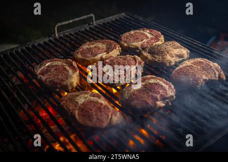 Gros plan nourriture rôti de steak grillé australien. Steaks de bœuf sur le gril Banque D'Images