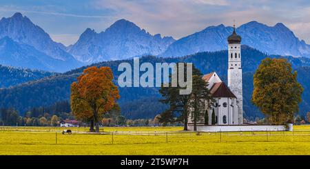 Une image panoramique de 2:1 de l'automne à l'église de pèlerinage de St. Coloman, près de Schwangau, Bavière, Allemagne. Banque D'Images