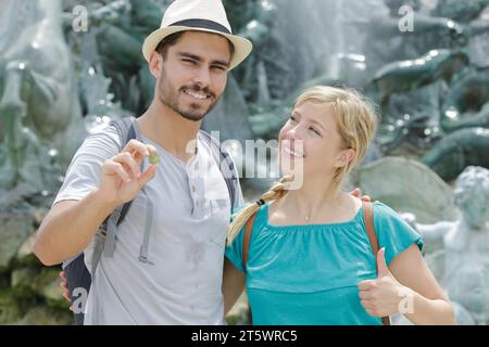 portrait latéral de beau jeune couple en vacances Banque D'Images