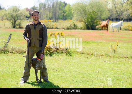 chasseur avec fusil de chasse dans la forêt d'automne Banque D'Images