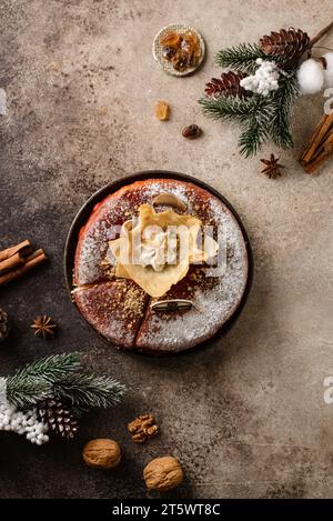 Gâteau au caramel crêpe dans une ambiance de Noël. Photo de haute qualité Banque D'Images