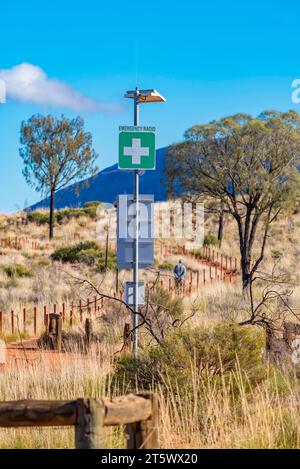 Un dispositif d'appel radio d'urgence alimenté à l'énergie solaire et alimenté par batterie sur le chemin de la zone d'observation du lever du soleil de Kata Djuta (Olgas) dans le territoire du Nord, à Aust Banque D'Images