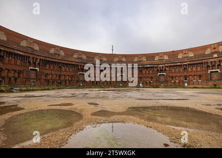 Salle de congrès du parti nazi dans le troisième reich, à la ville de Nuremberg. Cour intérieure du Congress Hall. Le plus grand social national préservé Banque D'Images