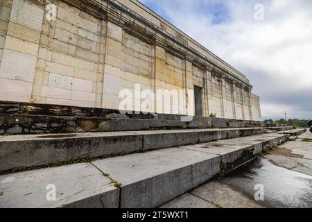 Nuremberg, Allemagne - 25 octobre 2023 : les vestiges de la mégalomanie allemande dans le troisième Reich, tribune principale ou grand stand au Zeppelin Field à Nure Banque D'Images