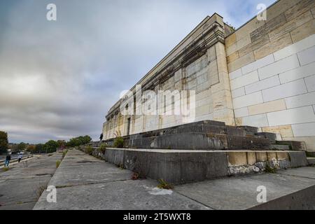 Nuremberg, Allemagne - 25 octobre 2023 : les vestiges de la mégalomanie allemande dans le troisième Reich, tribune principale ou grand stand au Zeppelin Field à Nure Banque D'Images