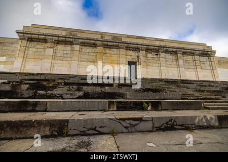 Nuremberg, Allemagne - 25 octobre 2023 : les vestiges de la mégalomanie allemande dans le troisième Reich, tribune principale ou grand stand au Zeppelin Field à Nure Banque D'Images