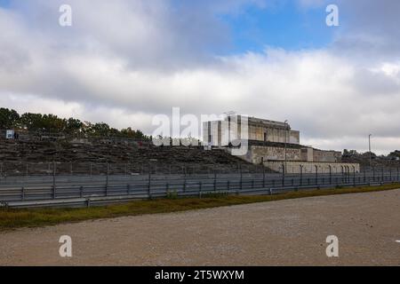 Nuremberg, Allemagne - 25 octobre 2023 : les vestiges de la mégalomanie allemande dans le troisième Reich, tribune principale ou grand stand au Zeppelin Field à Nure Banque D'Images