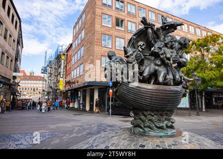 Nuremberg, Allemagne - 25 octobre 2023 : sculpture du navire des fous juste au nord du pont des Musées. Navire en bronze rempli de personnages qui naviguent dans un Banque D'Images