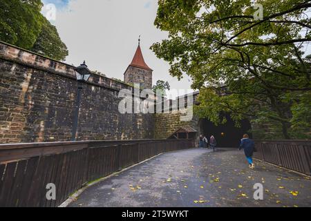 Nuremberg, Allemagne - 25 octobre 2023 : le Kaiserburg à Nuremberg présente des douves profondes et protectrices entourant ses murs, ajoutant à son charme médiéval A. Banque D'Images