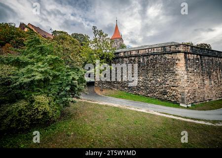 Le Kaiserburg à Nuremberg présente des douves profondes et protectrices entourant ses murs, ajoutant à son charme médiéval et à sa signification historique. Impérial ca Banque D'Images