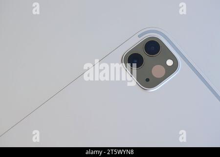 KYIV, UKRAINE - 4 MAI, 2023 : Apple appareil ipad se trouve sur le corps macbook gros plan Banque D'Images