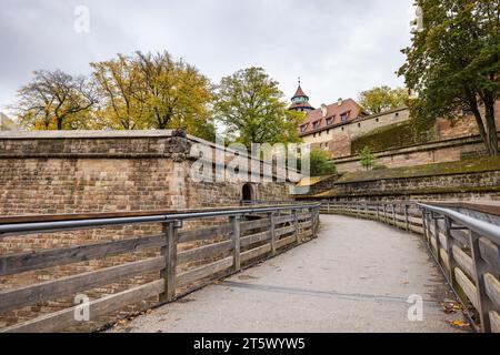 Le château impérial ou Kaiserburg de Nuremberg, Allemagne. Pont au-dessus des douves jusqu'à la porte d'entrée. Un tunnel mène à l'intérieur de l'impérial c Banque D'Images