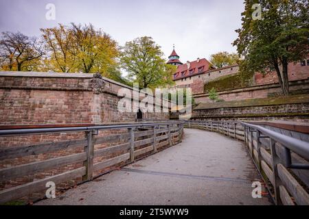 Le château impérial ou Kaiserburg de Nuremberg, Allemagne. Pont au-dessus des douves jusqu'à la porte d'entrée. Un tunnel mène à l'intérieur de l'impérial c Banque D'Images