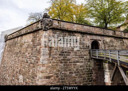 Le château impérial ou Kaiserburg de Nuremberg, Allemagne. Pont au-dessus des douves jusqu'à la porte d'entrée. Un tunnel mène à l'intérieur de l'impérial c Banque D'Images