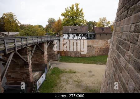 Nuremberg, Allemagne - 25 octobre 2023 : le Kaiserburg à Nuremberg présente des douves profondes et protectrices entourant ses murs, ajoutant à son charme médiéval A. Banque D'Images