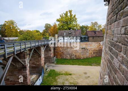 Nuremberg, Allemagne - 25 octobre 2023 : le Kaiserburg à Nuremberg présente des douves profondes et protectrices entourant ses murs, ajoutant à son charme médiéval A. Banque D'Images