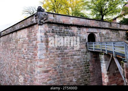 Le château impérial ou Kaiserburg de Nuremberg, Allemagne. Pont au-dessus des douves jusqu'à la porte d'entrée. Un tunnel mène à l'intérieur de l'impérial c Banque D'Images