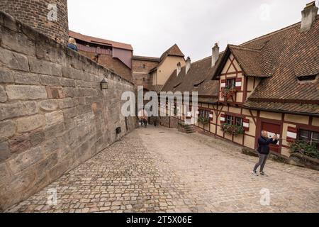 Nuremberg, Allemagne - 25 octobre 2023 : à l'intérieur du Kaiserburg (château impérial), maisons à colombages, bâtiments en grès et chemins pavés de Cobblestone Banque D'Images